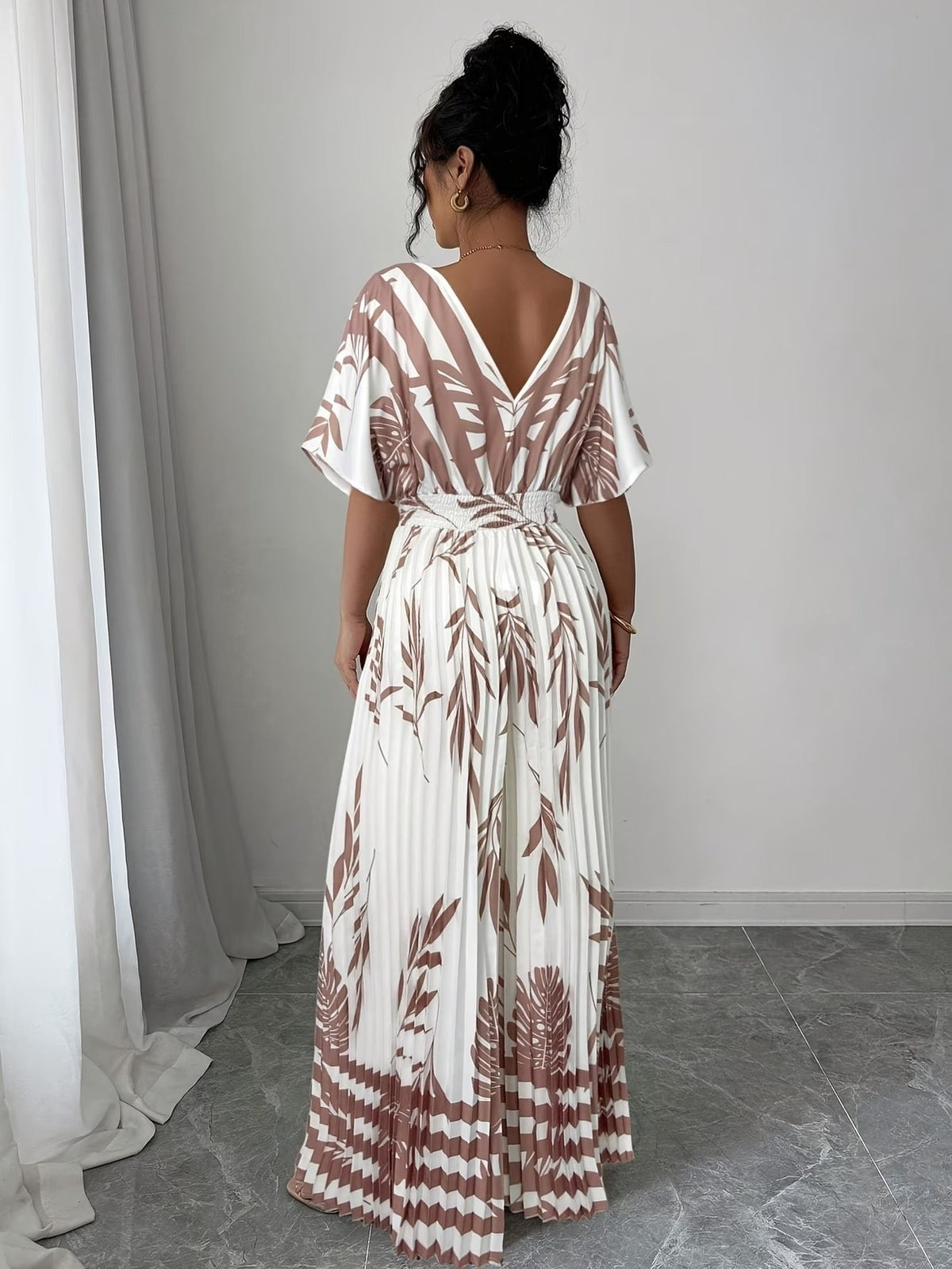 Chic Women’s V-Neck Jumpsuit with Waist-Cinching Fit – Elegant Wide-Leg Fashion Outfit