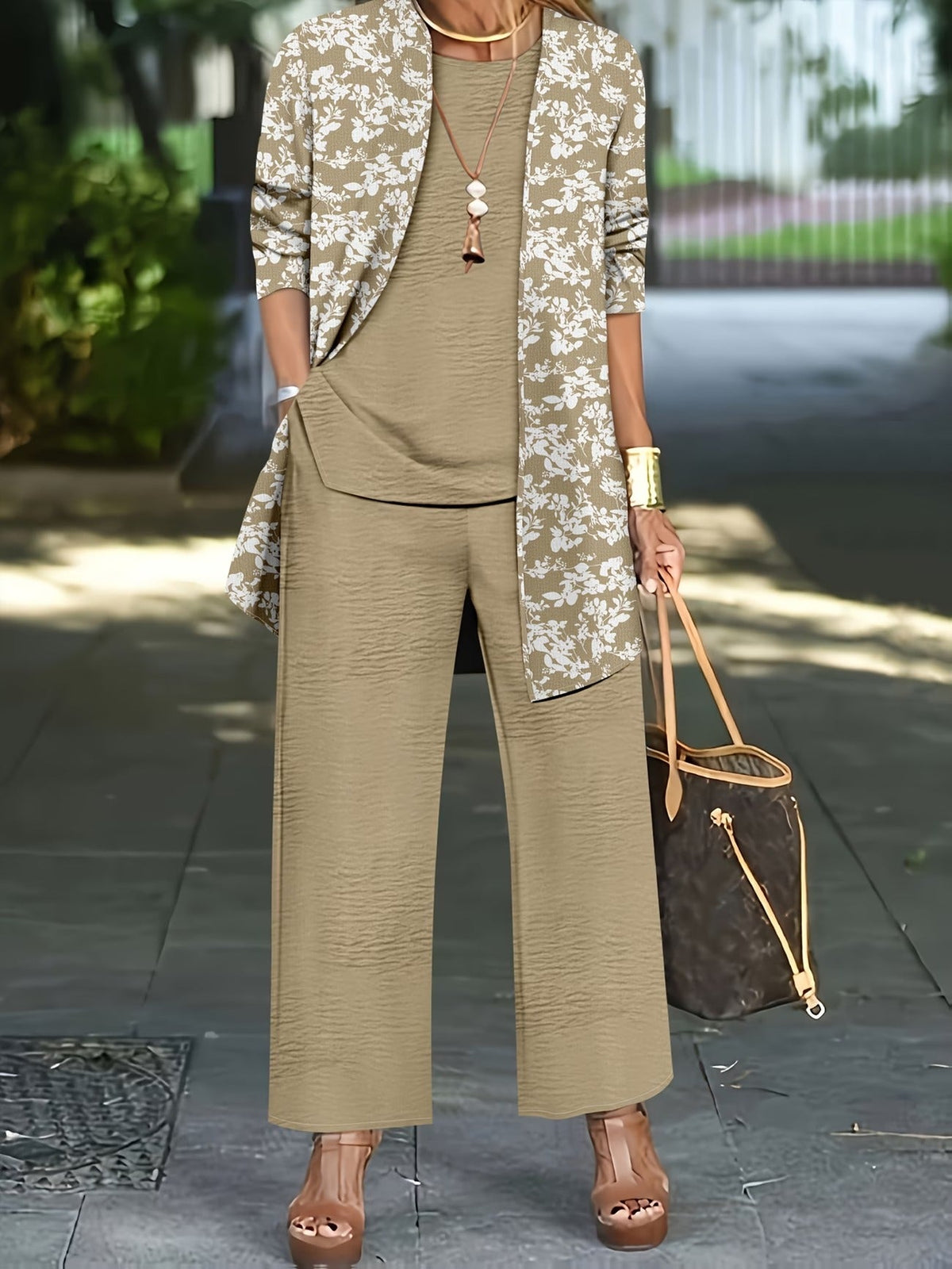 Elegant Printed Cape Coat with Solid Inner Top & Casual Trousers – Stylish 3-Piece Women’s Suit