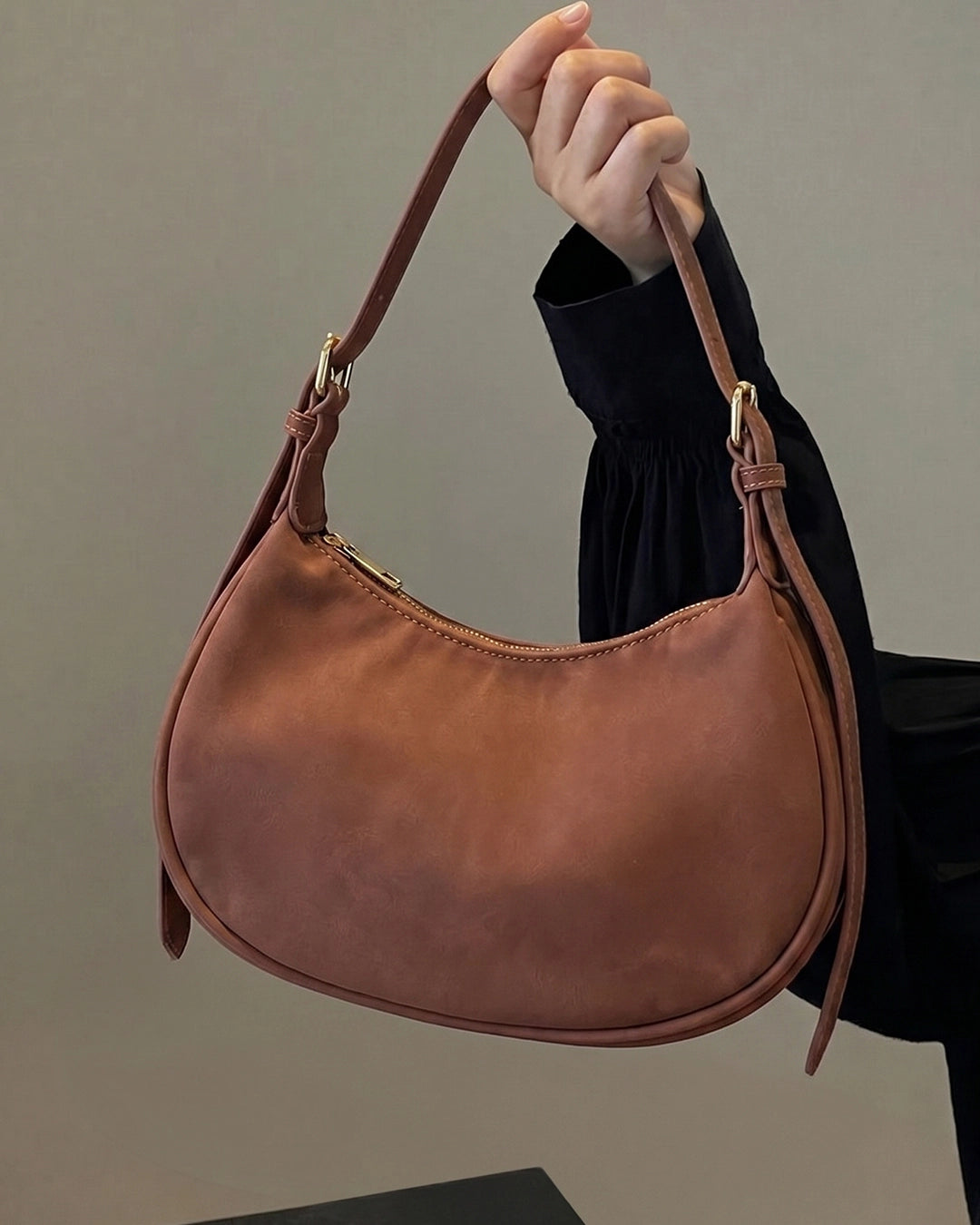 Chic Minimal Shoulder Bag in Caramel Brown
