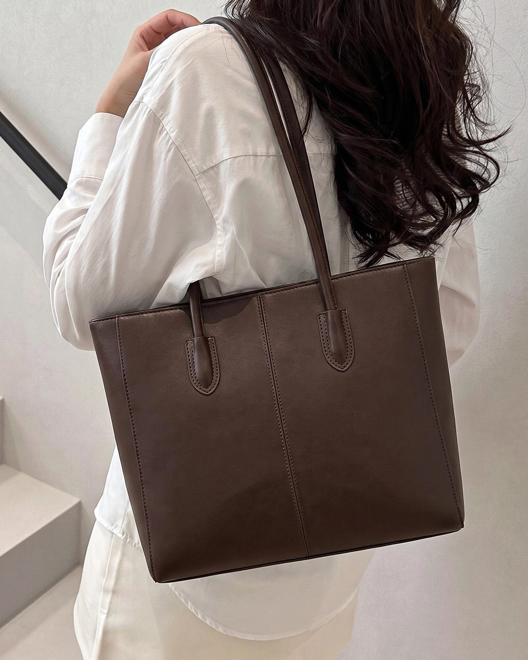 Sleek Minimal Shoulder Bag in Brown