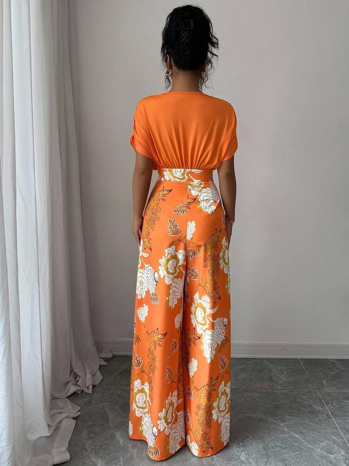 Elegant Women’s Batwing Sleeve Jumpsuit – V-Neck Abstract Print Wide-Leg Summer Outfit