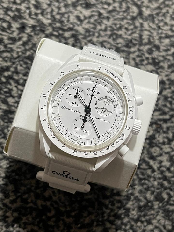 Slim Design Acetate Speed Master Watch With Polished Look