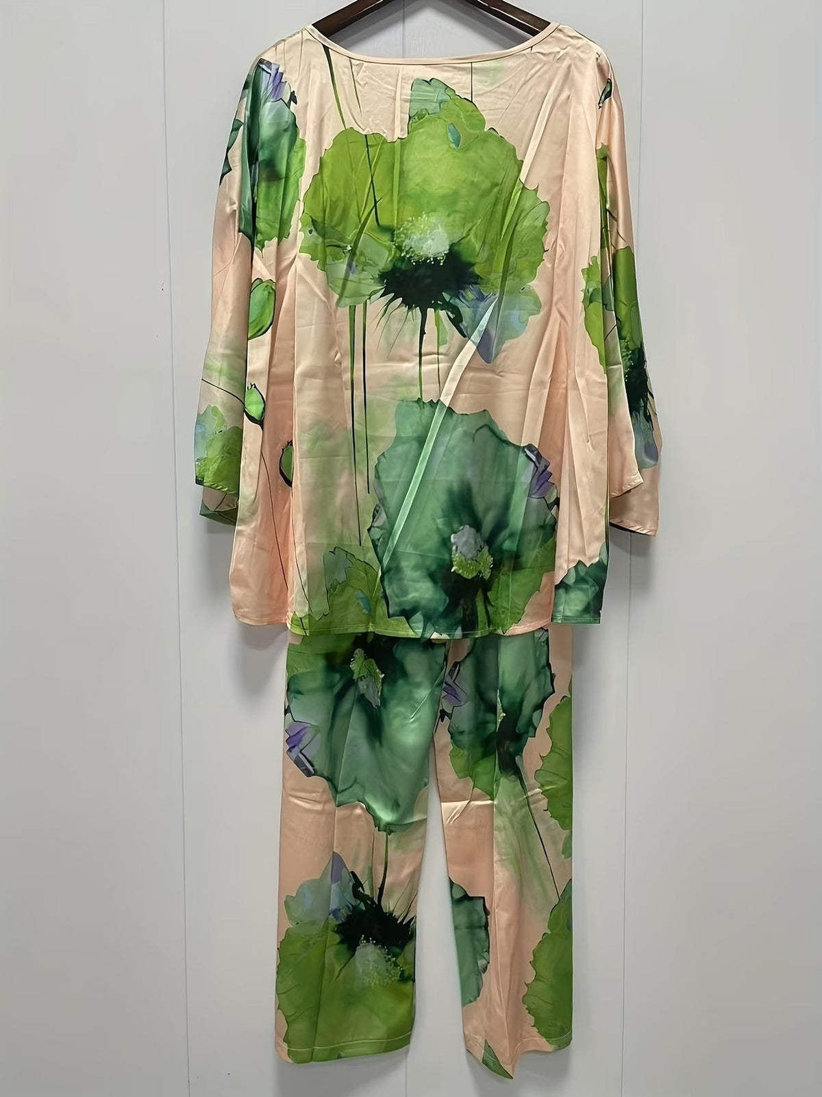 Plus Size Women’s Satin Floral Co-Ord Set – Round Neck Top with Elastic Waist Wide-Leg Pants | Elegant & Comfortable Two-Piece Outfit