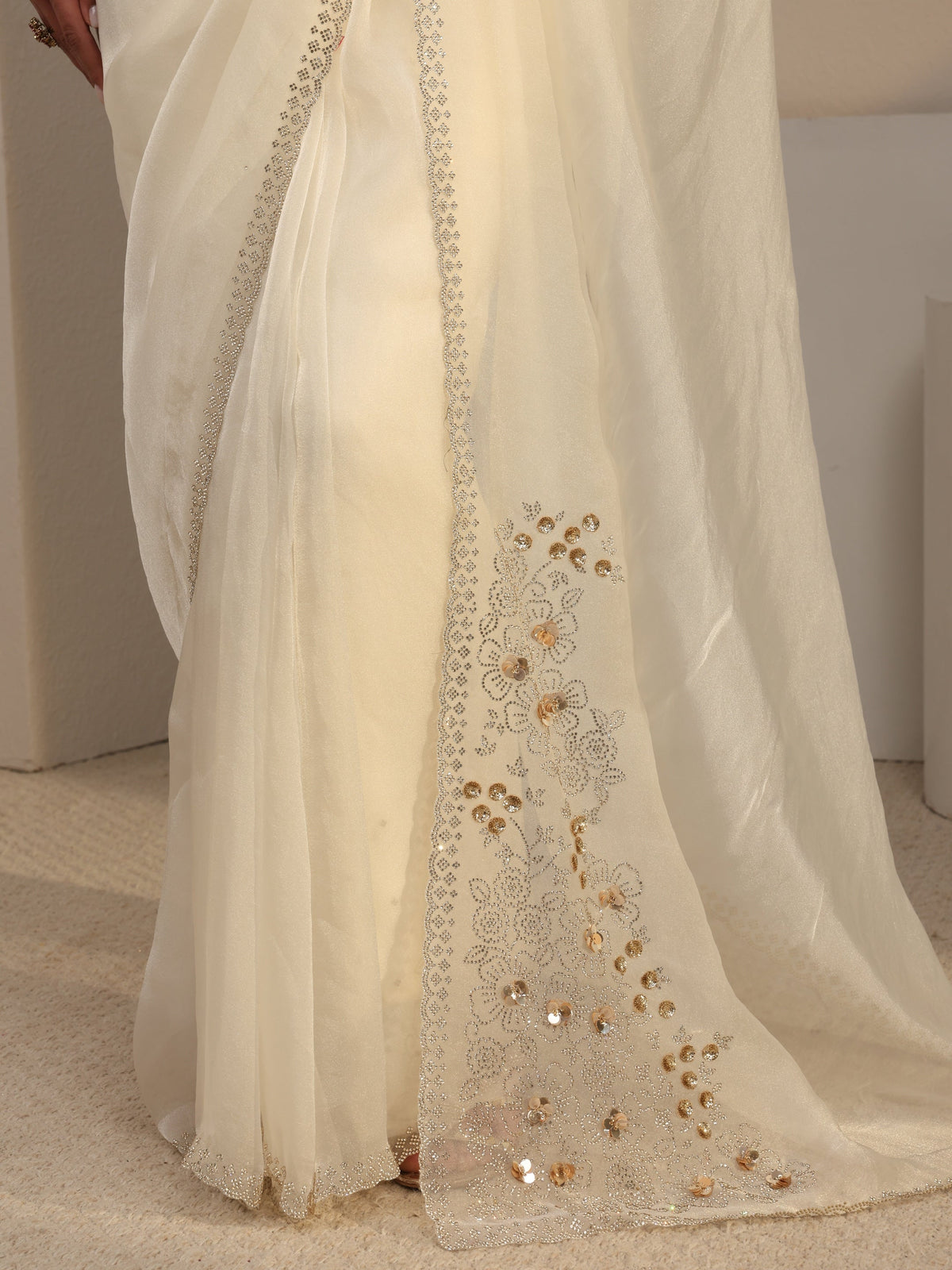 Anouk White Embellished Organza Saree With Unstitched Blouse Piece