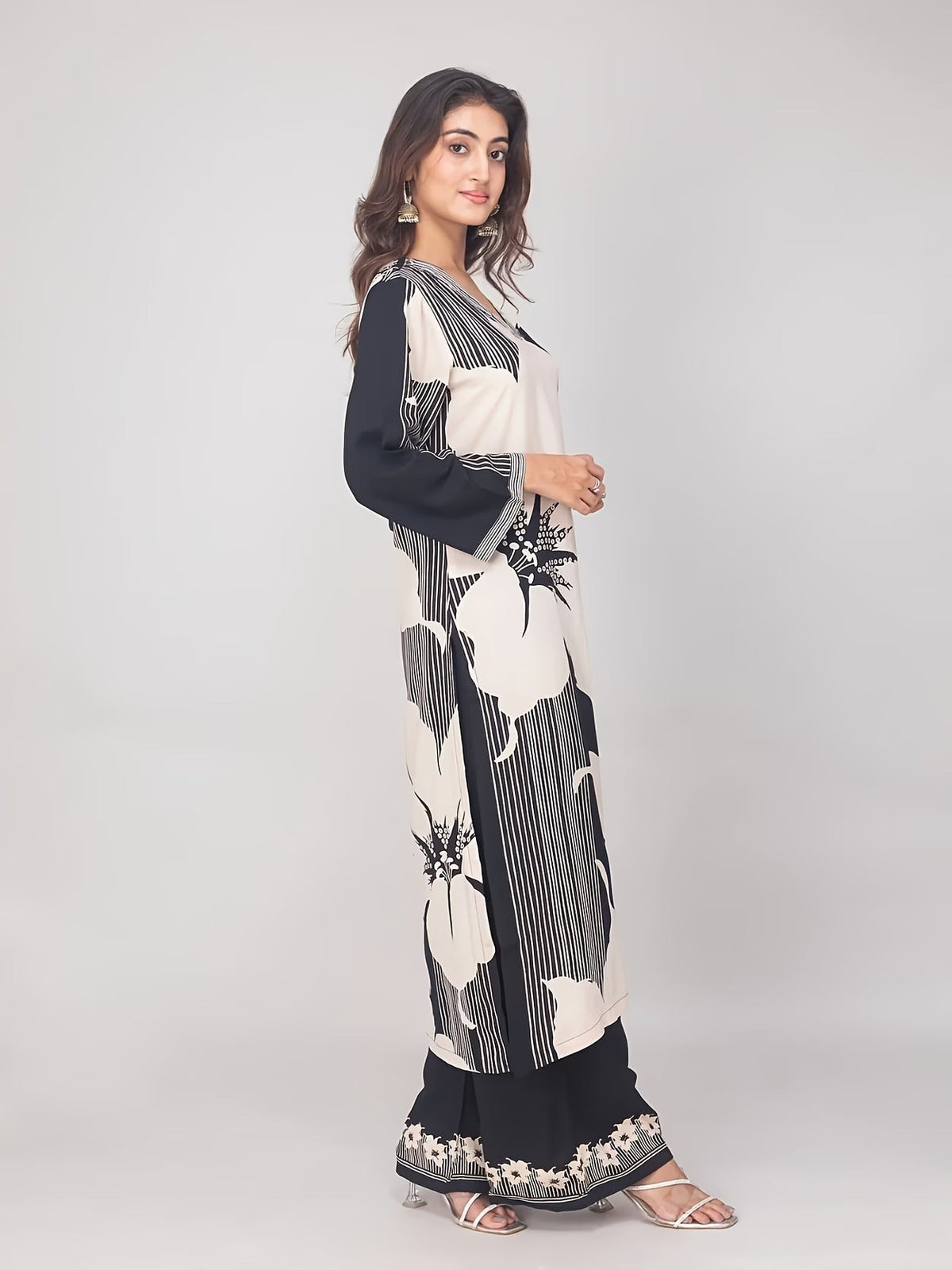 Women’s Black & White Floral Traditional Two-Piece Set – Long Sleeve Loose Top with Wide-Leg Pants (Elegant Middle Eastern & South Asian Style
