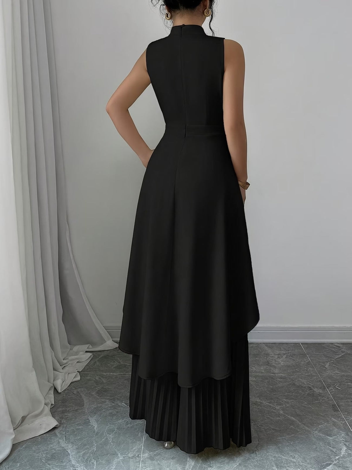 Elegant Sleeveless Stand-Collar Top & Pleated Trousers Set – Women’s Chic High-Low Two-Piece Suit