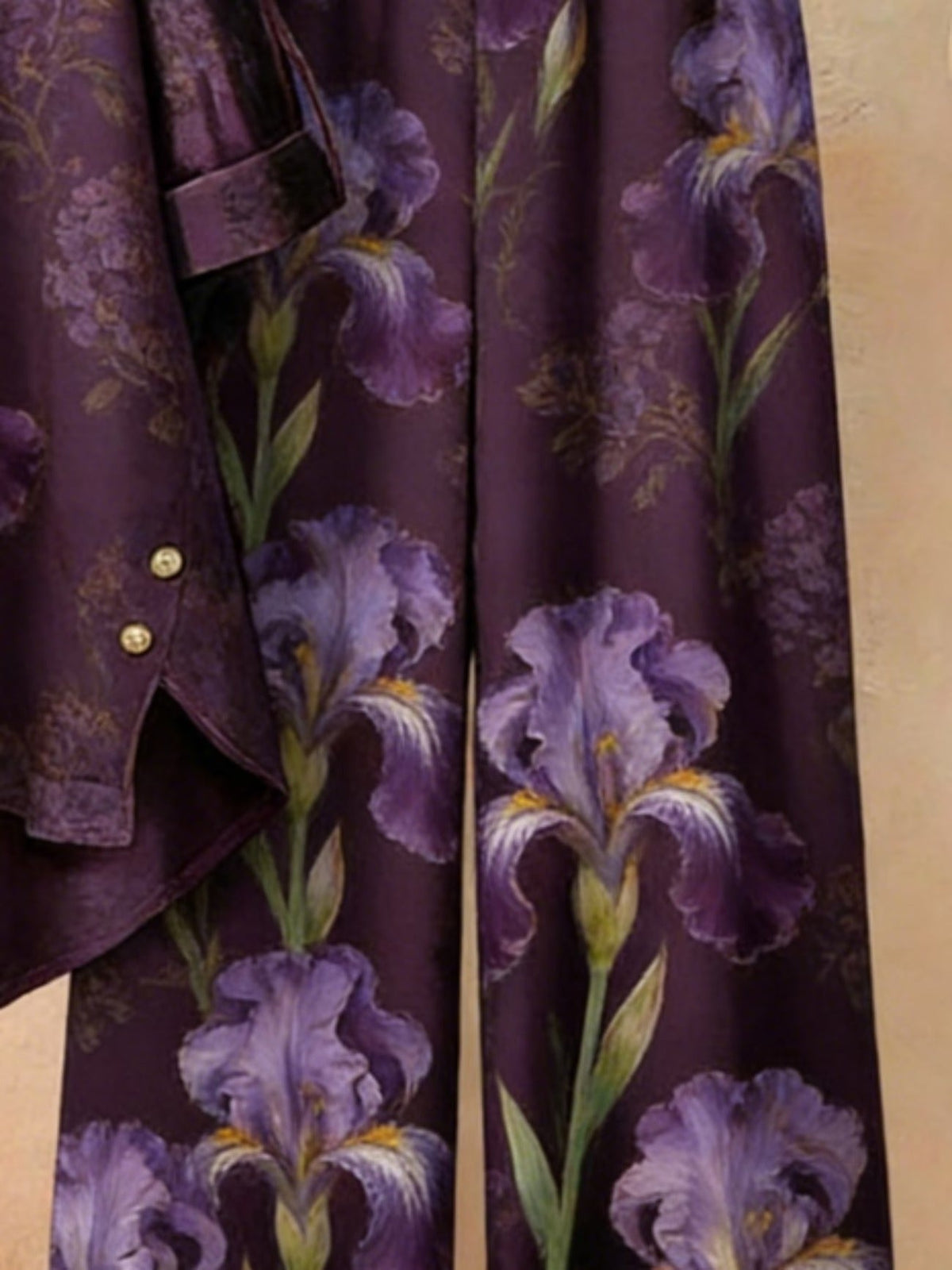 Featuring Persian Floral Print Design, Crew Neck, Dipped Hem, Suitable for Everyday Casual Wear, Comfortable and Stylish