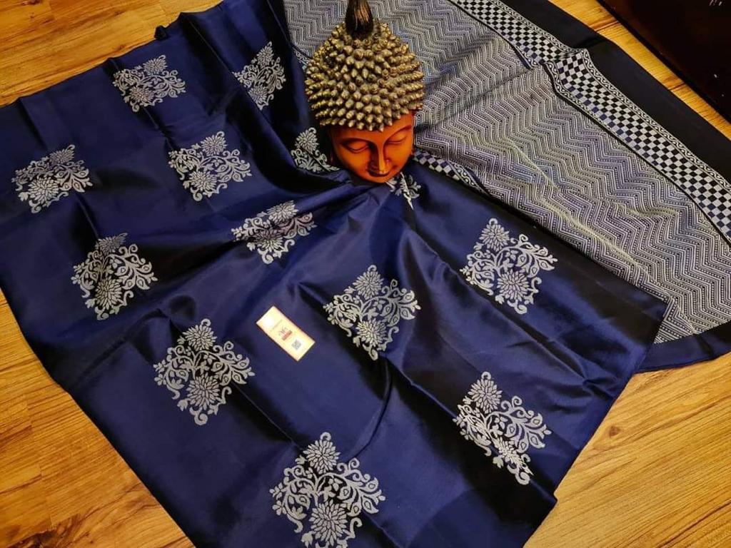 Twirling Navy Blue Soft Silk Saree With Desirable Blouse Piece