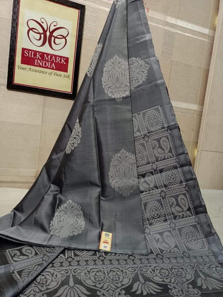 Delightful Grey Soft Silk Saree With Prominent Blouse Piece