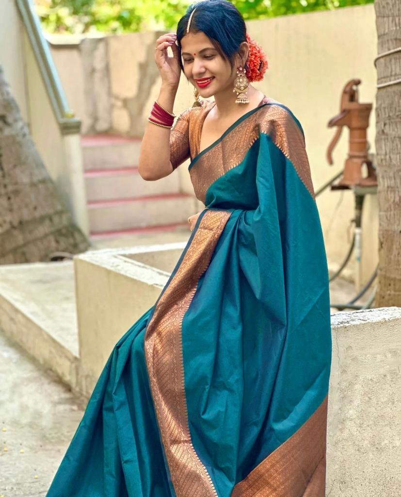 Snazzy Rama Soft Silk Saree With Magnetic Blouse Piece