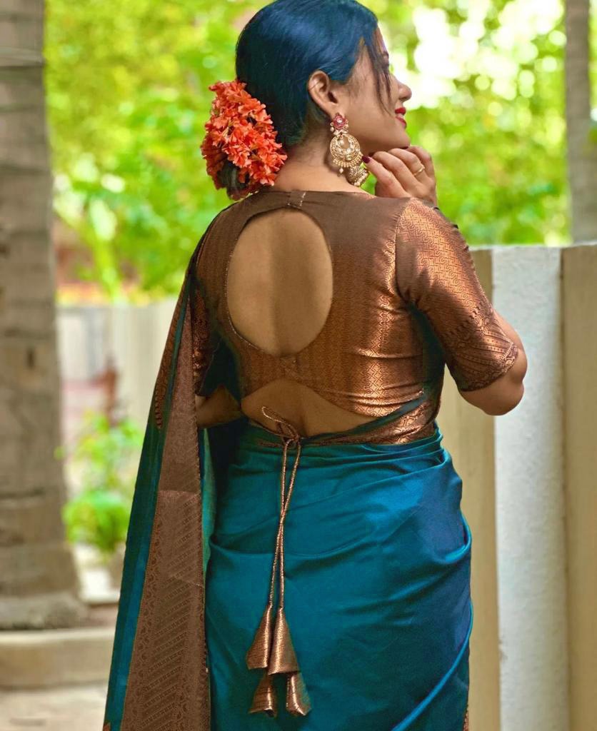 Snazzy Rama Soft Silk Saree With Magnetic Blouse Piece
