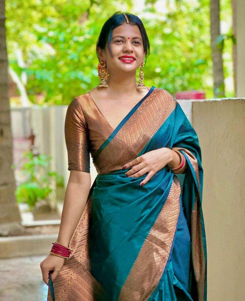 Snazzy Rama Soft Silk Saree With Magnetic Blouse Piece