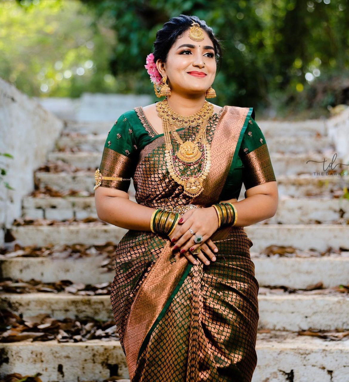 Arresting Dark Green Soft Silk Saree With Impressive Blouse Piece