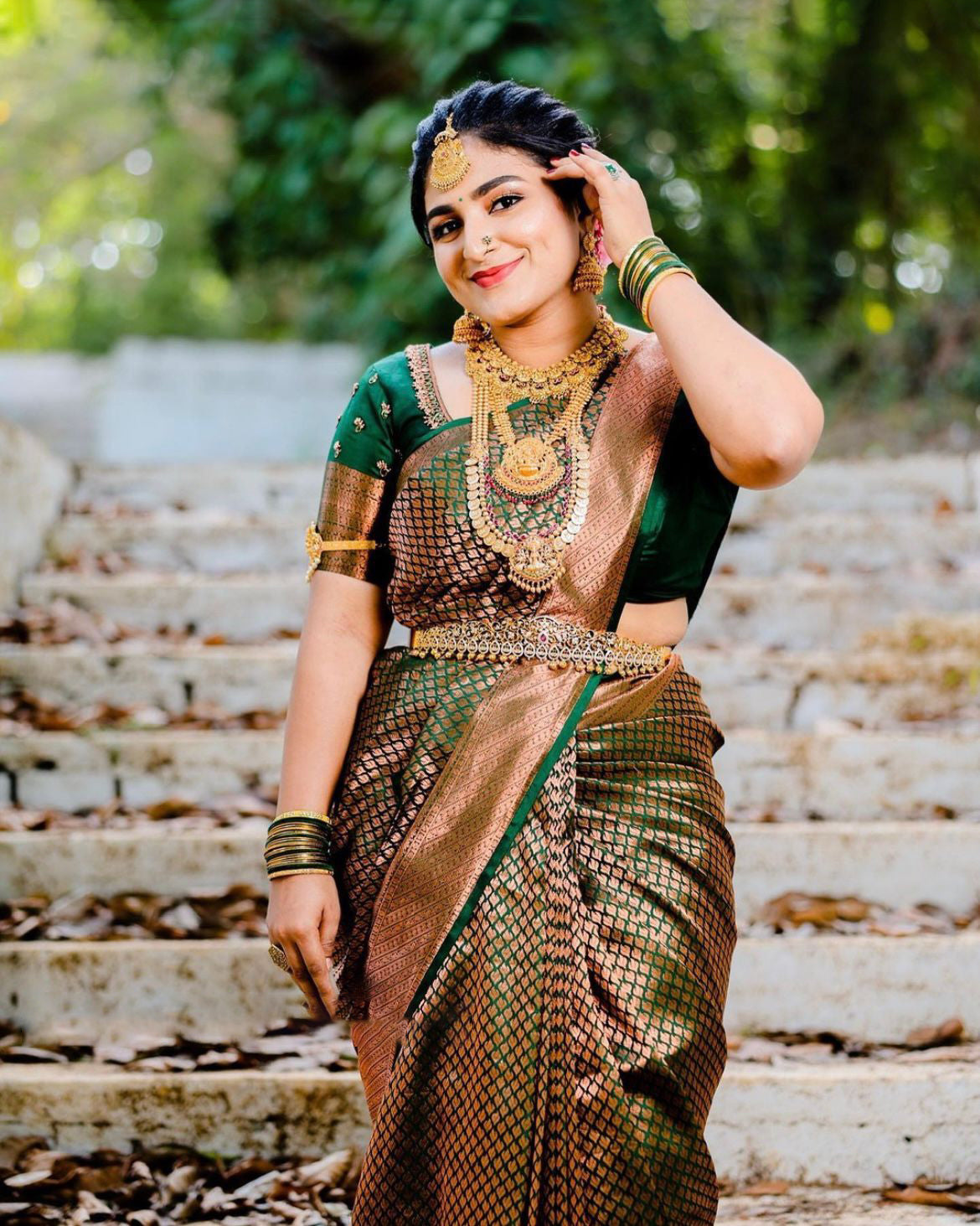 Arresting Dark Green Soft Silk Saree With Impressive Blouse Piece