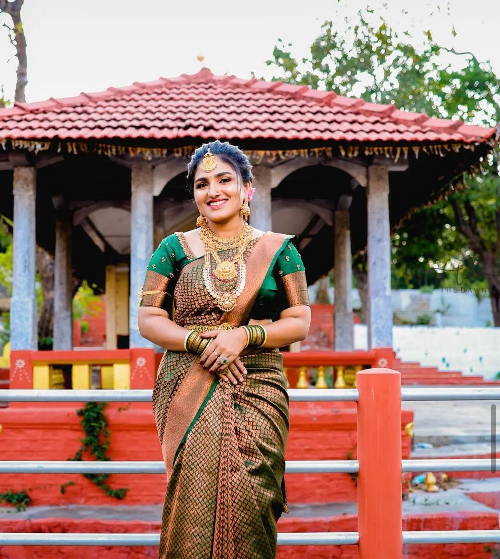 Arresting Dark Green Soft Silk Saree With Impressive Blouse Piece