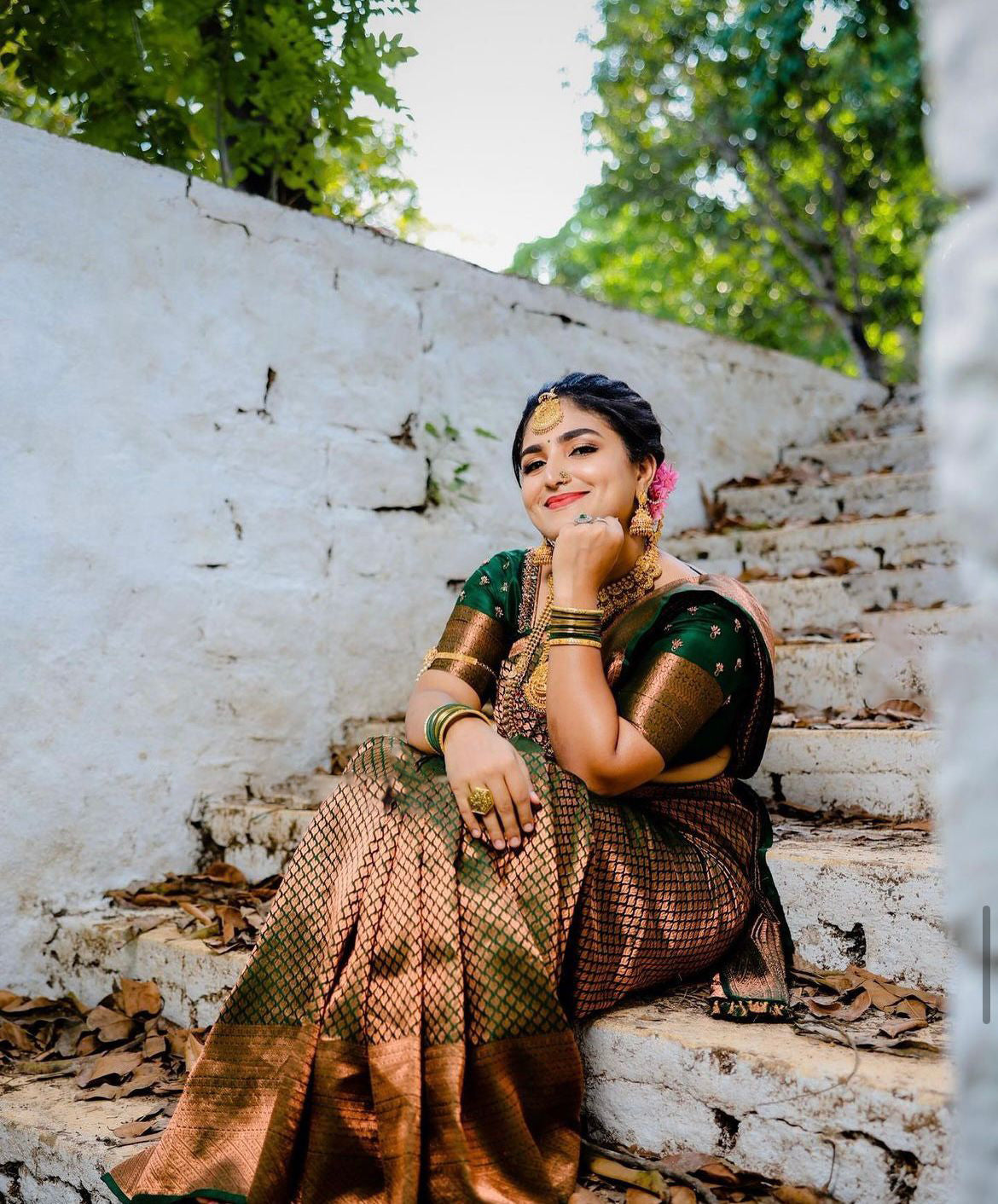 Arresting Dark Green Soft Silk Saree With Impressive Blouse Piece