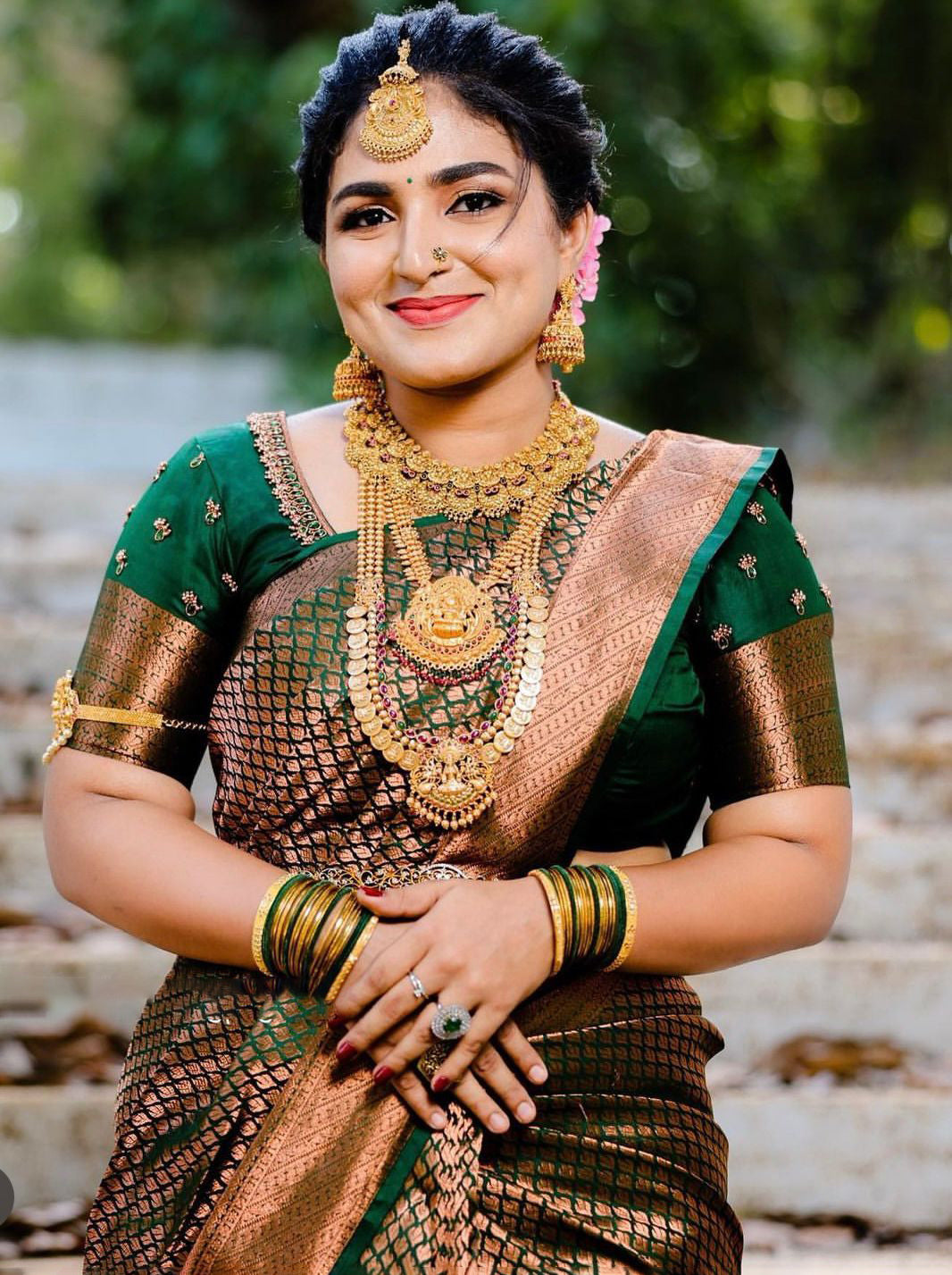 Arresting Dark Green Soft Silk Saree With Impressive Blouse Piece