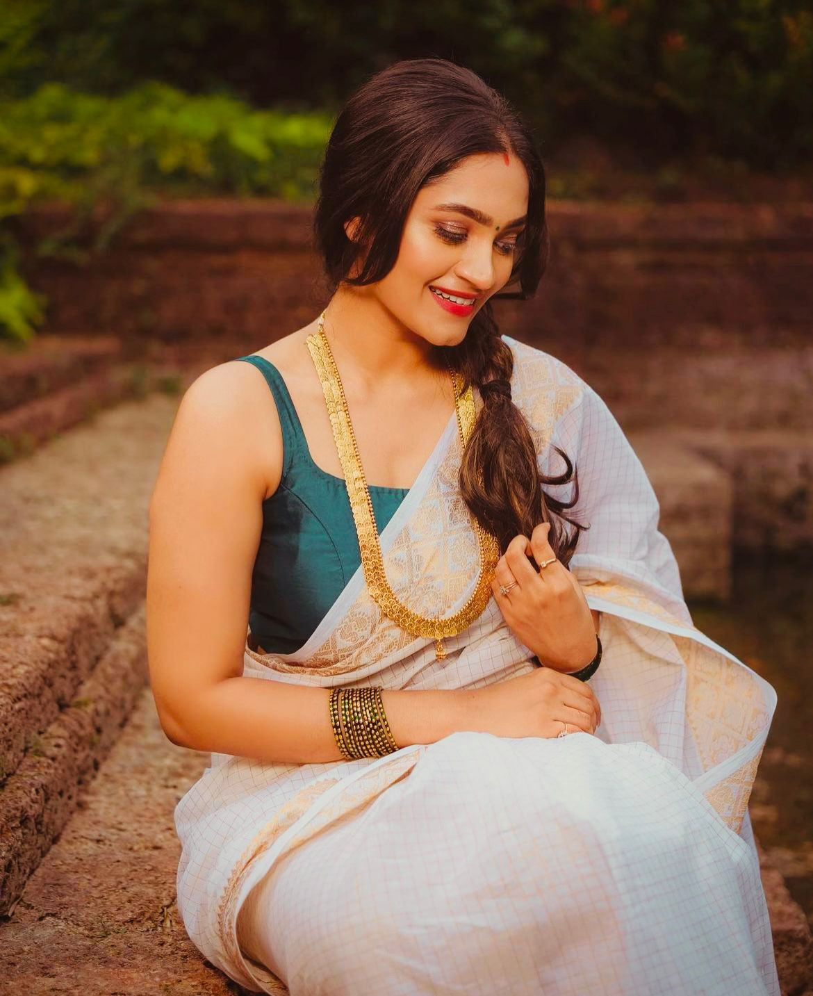 Denouement White Soft Silk Saree With Ratatouille Blouse Piece