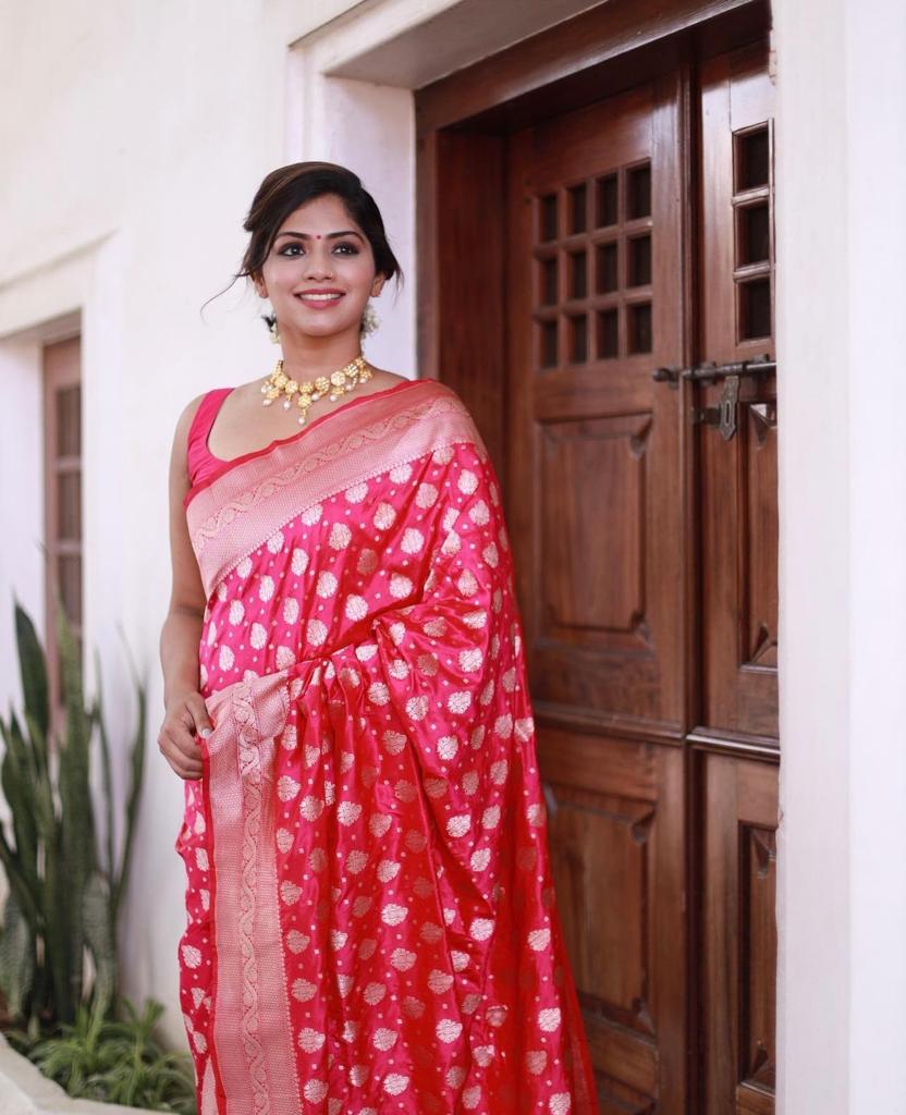 Snappy Red Soft Silk Saree With Smashing Blouse Piece