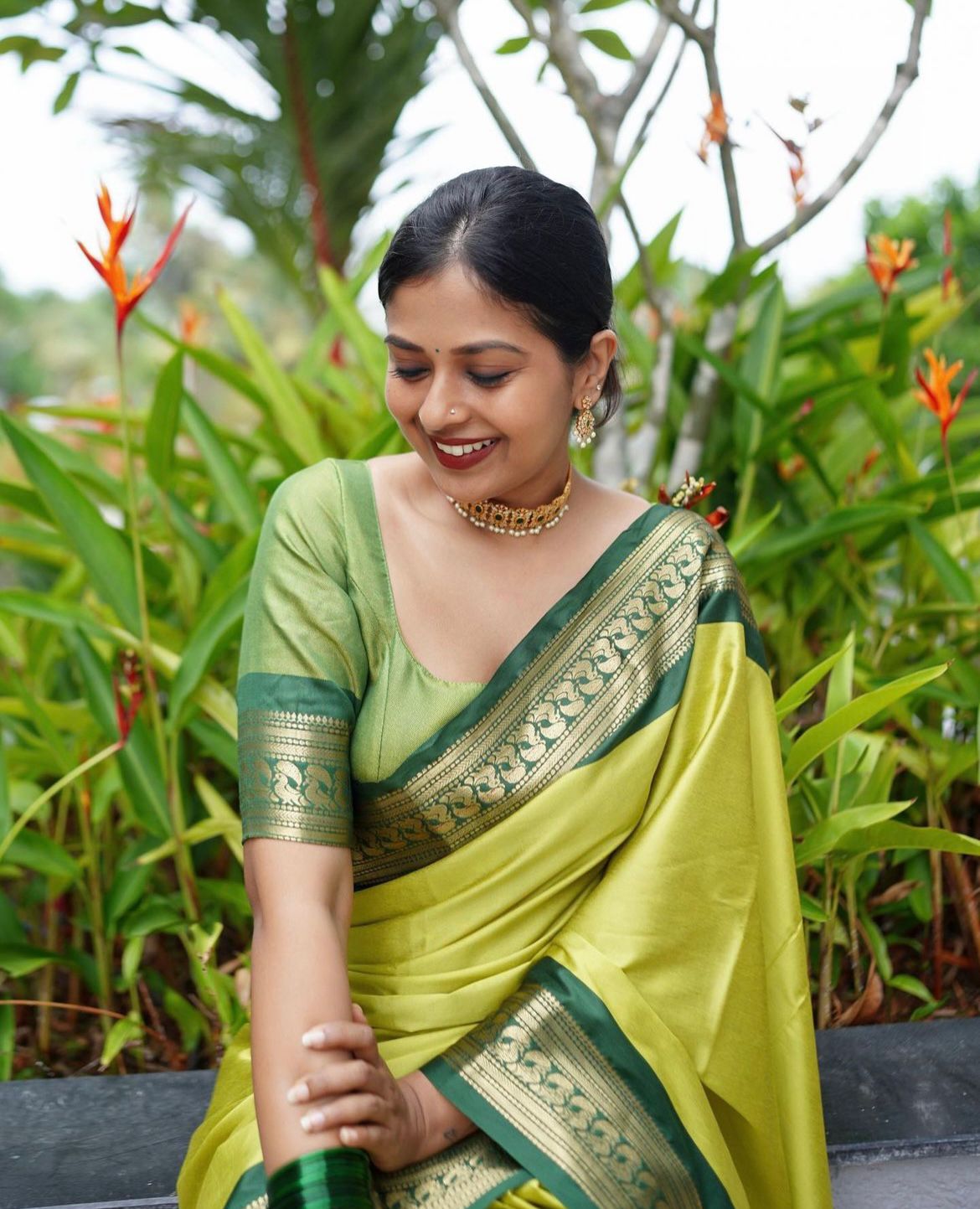 Hypnotic Perrot Soft Silk Saree With Blooming Blouse Piece