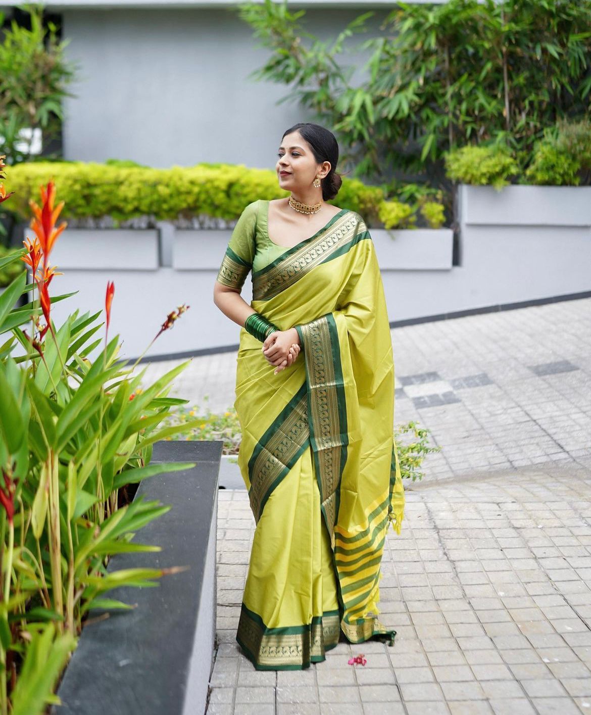 Hypnotic Perrot Soft Silk Saree With Blooming Blouse Piece