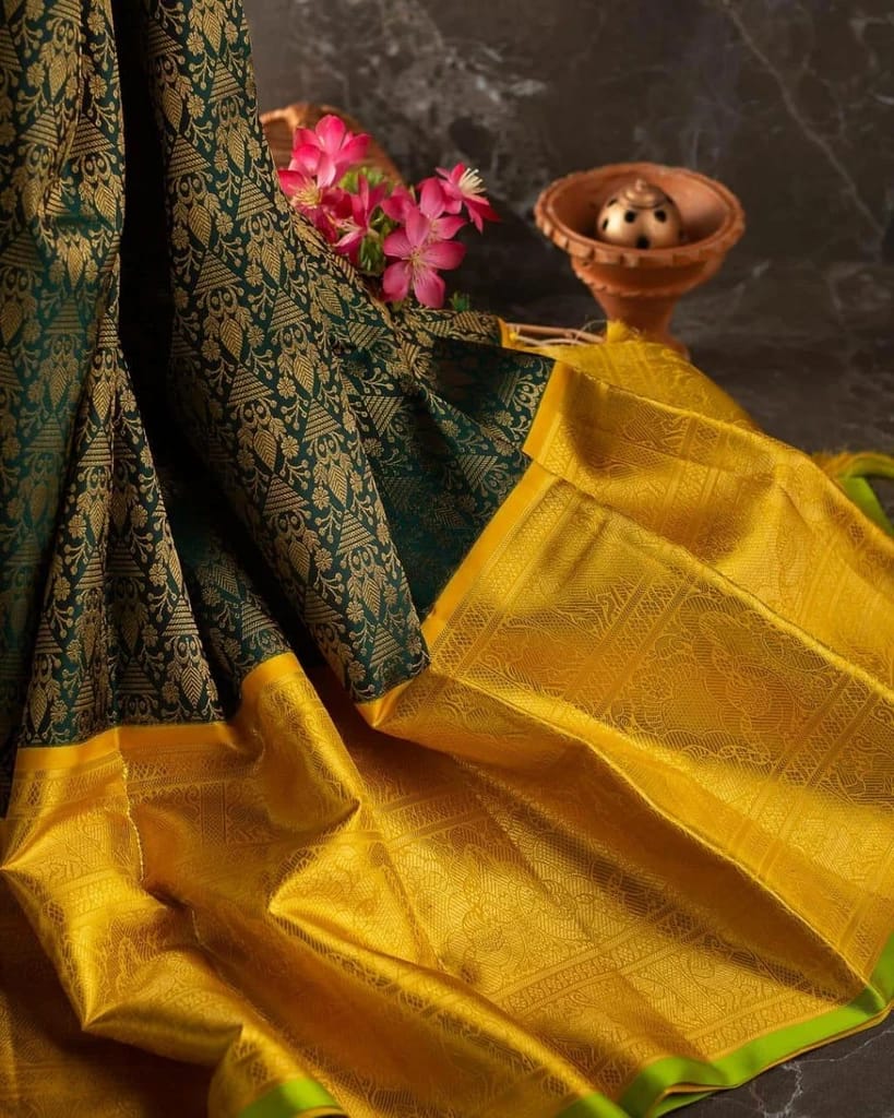 Tempting Green Soft Banarasi Silk Saree With Luxuriant Blouse Piece