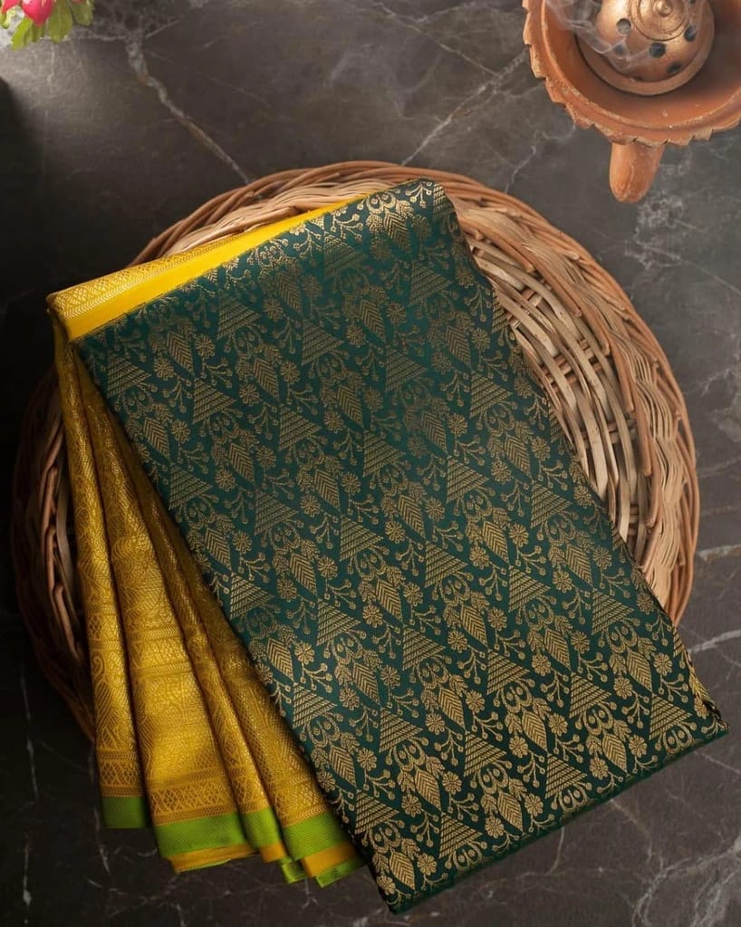 Tempting Green Soft Banarasi Silk Saree With Luxuriant Blouse Piece