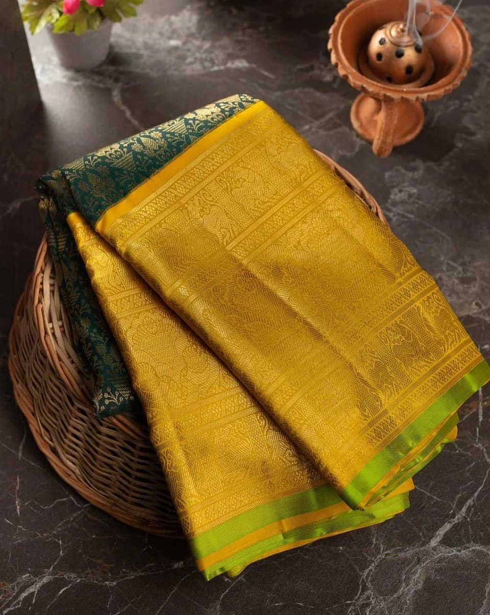 Tempting Green Soft Banarasi Silk Saree With Luxuriant Blouse Piece