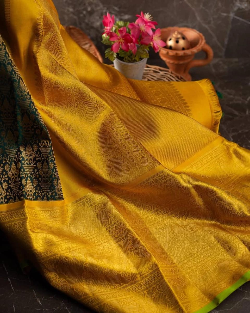 Tempting Green Soft Banarasi Silk Saree With Luxuriant Blouse Piece