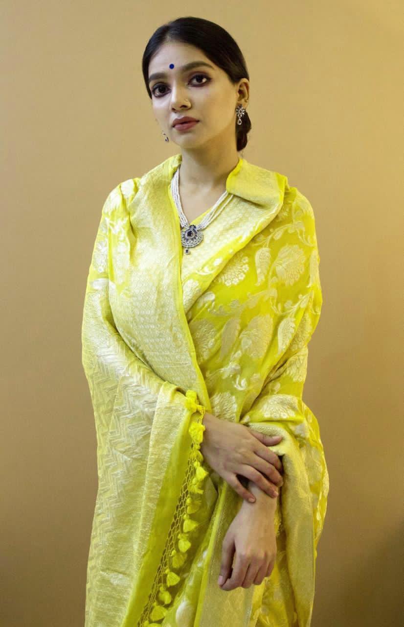 Unique Yellow Soft Silk Saree With Tempting Blouse Piece