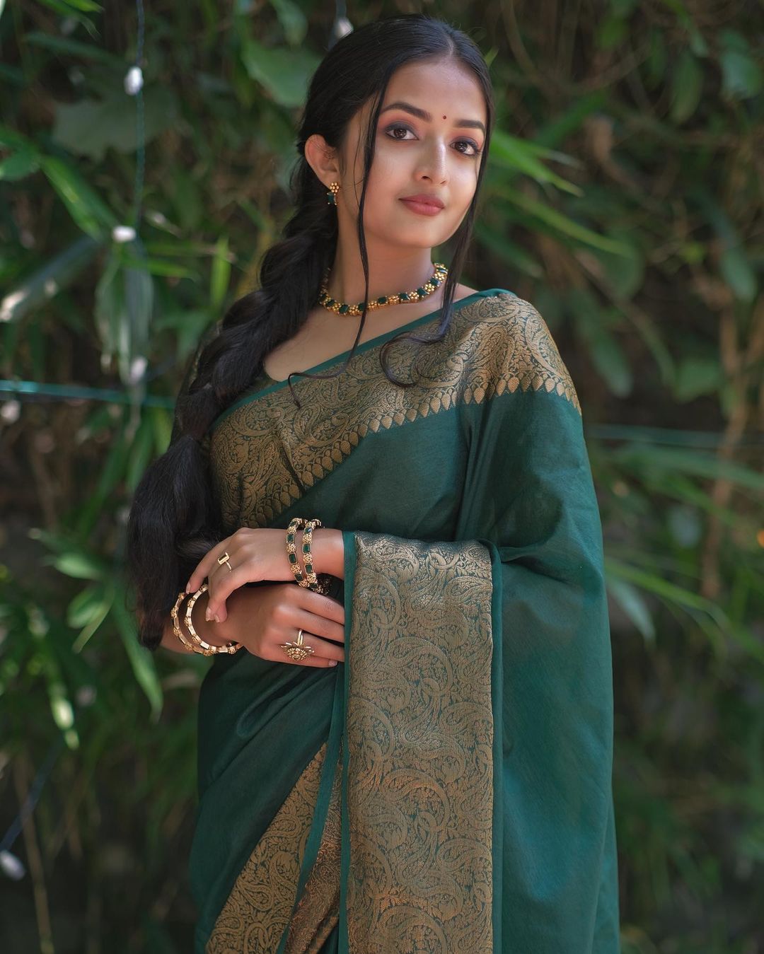 Amiable Dark Green Soft Silk Saree With Dazzling Blouse Piece