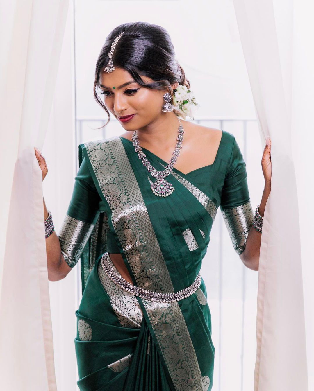 Sizzling Dark Green Soft Banarasi Silk Saree With Beautiful Blouse Piece