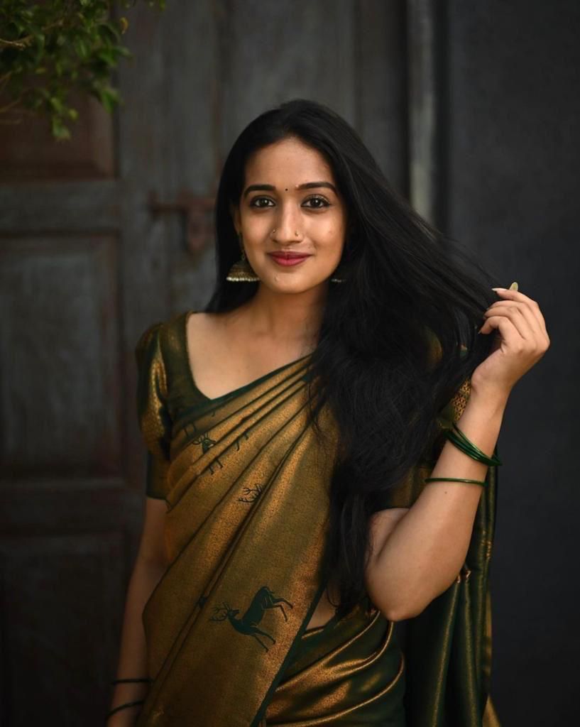 Luxuriant Dark Green Soft Silk Saree With Comely Blouse Piece