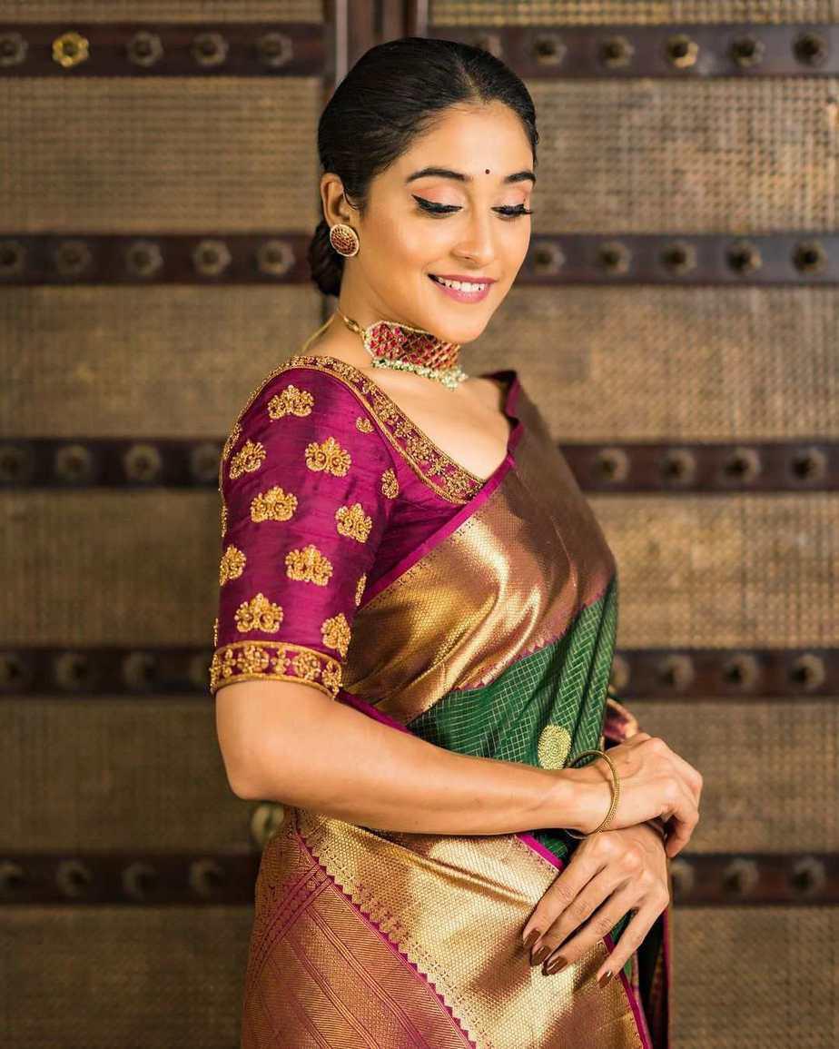Stunner Green Soft Banarasi Silk Saree With Girlish Blouse Piece