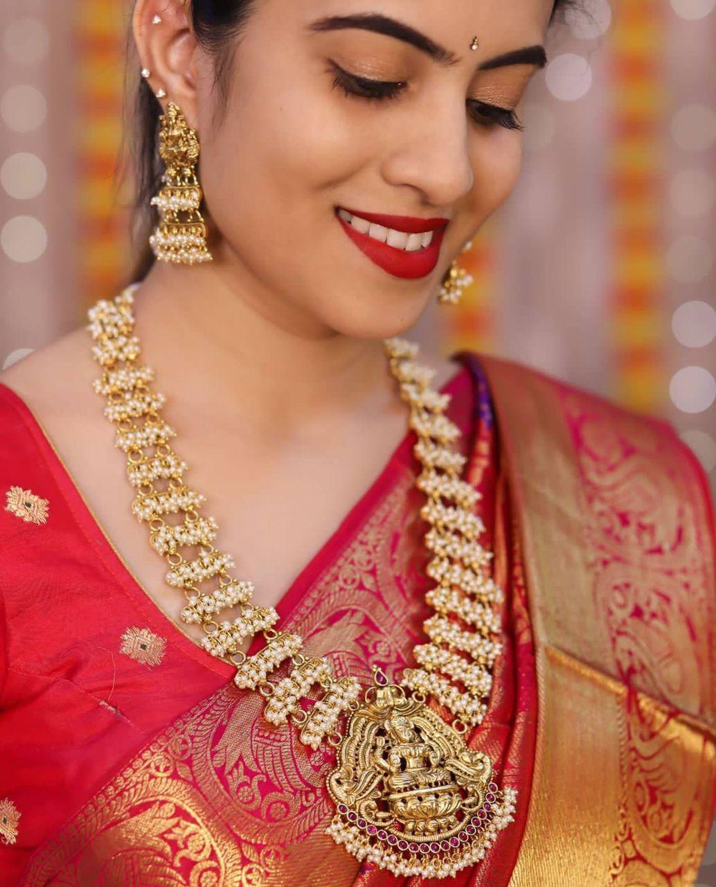 Blooming Red Soft Banarasi Silk Saree With Imbrication Blouse Piece