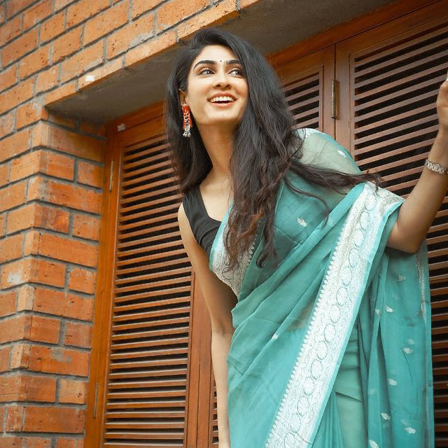 Blissful Firozi Soft Silk Saree With Brood Blouse Piece