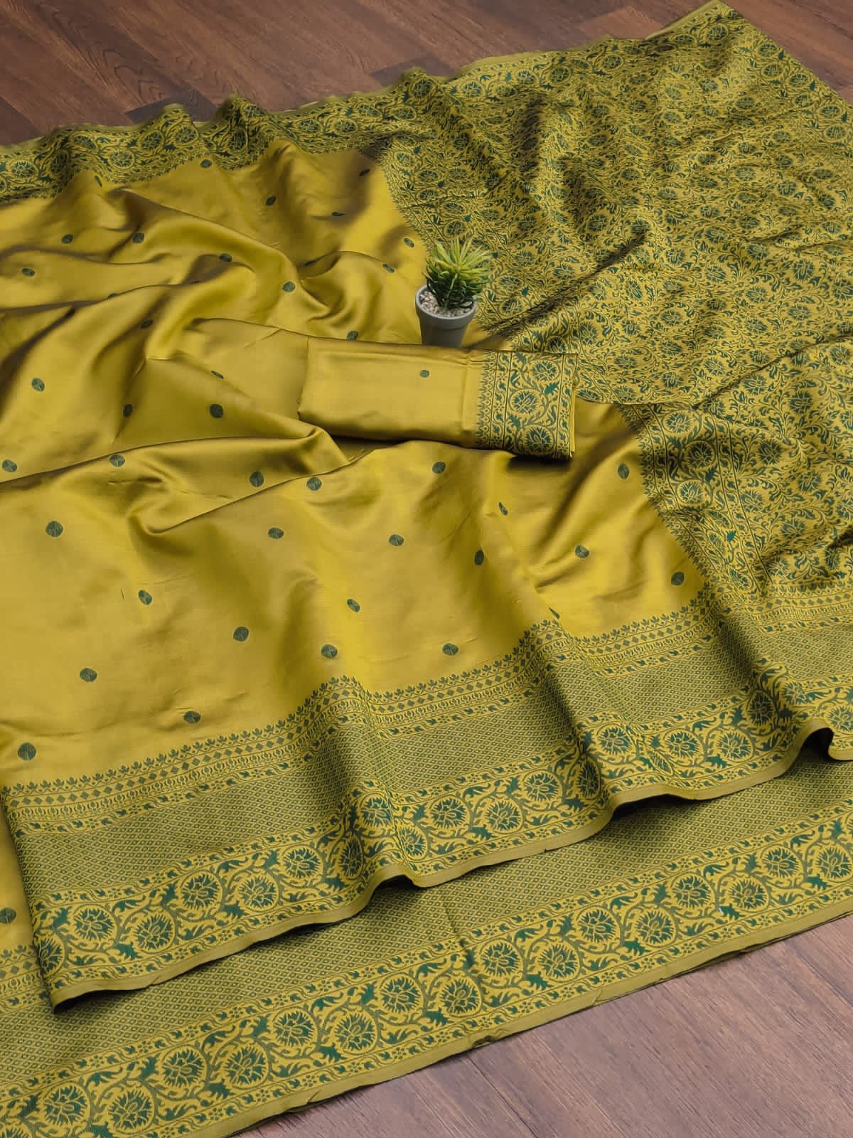 Amiable Mehandi Soft Silk Saree With Inspiring Blouse Piece