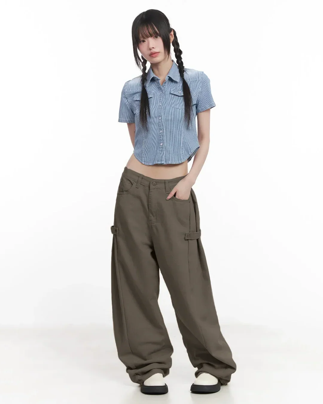 Mid-Rise Cargo Wide-Leg Trouser in Grey