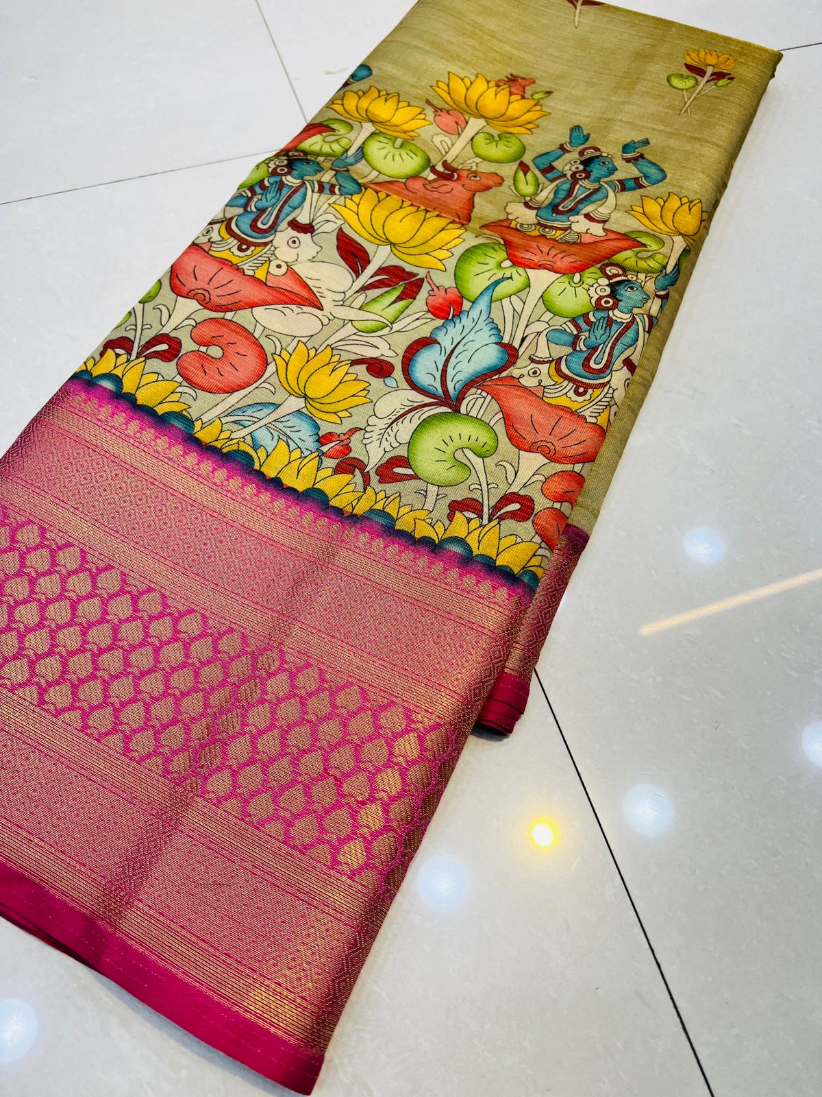 Extraordinary Beige Kalamkari Printed Saree With Hypnotic Blouse Piece