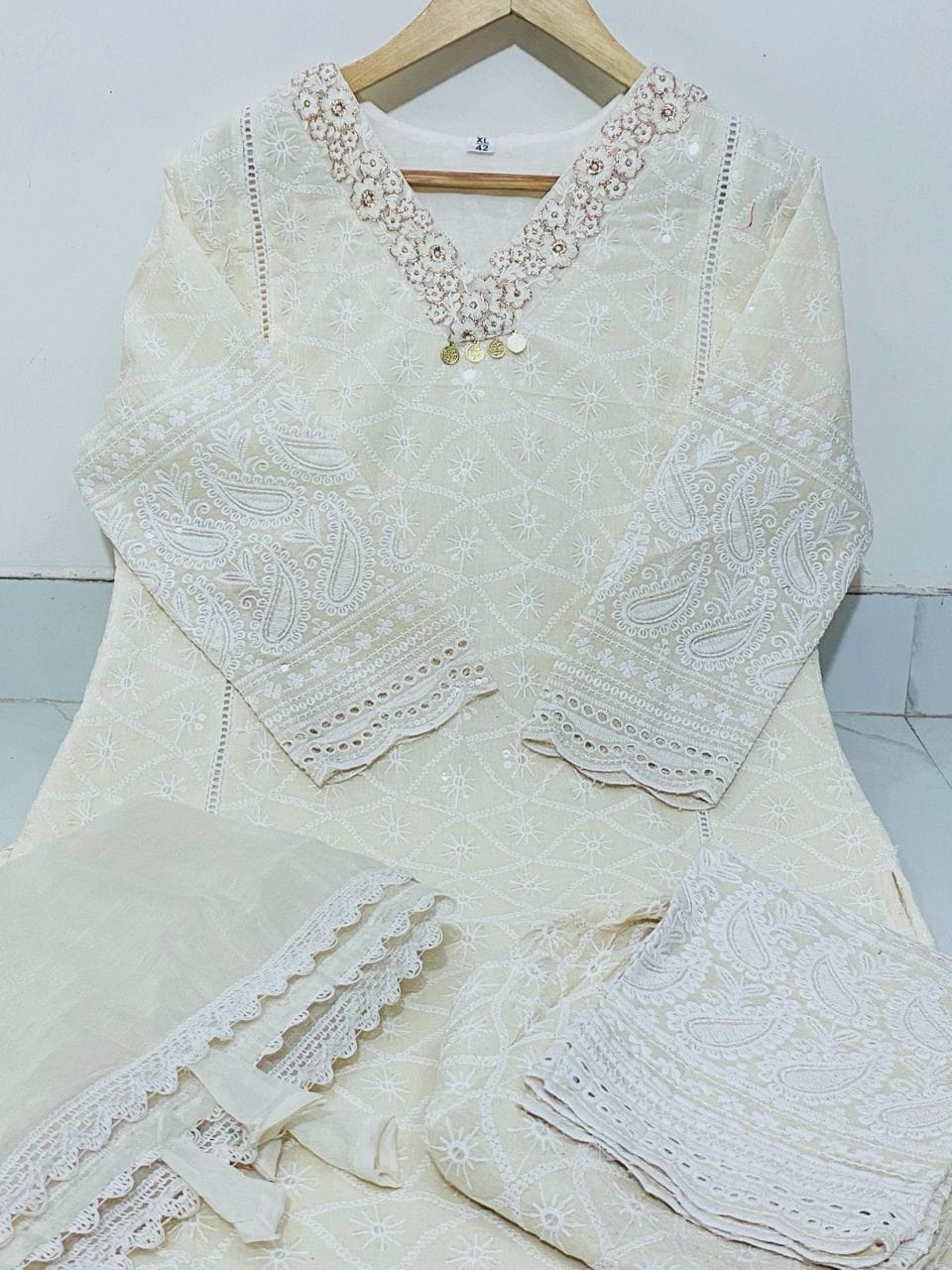 Chickenkari Kurti Pant Set with Embroidered Lace and Chanderi Dupatta