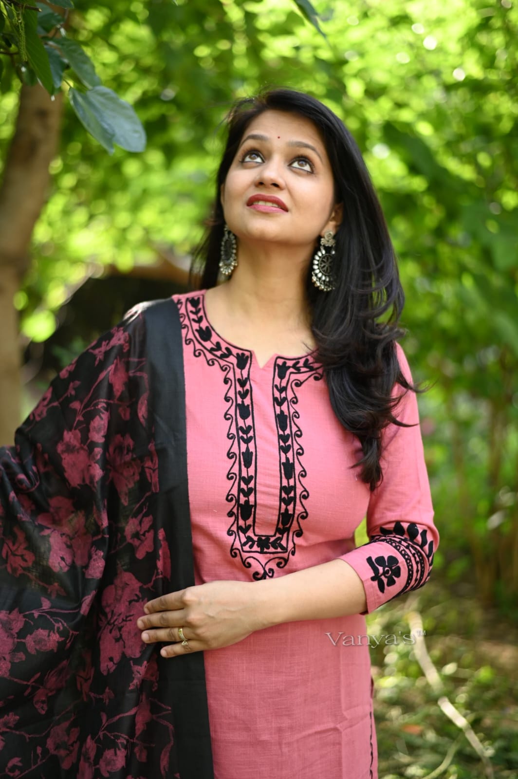 Handloom Cotton Kurta Pant Set with Aari Work Embroidery and Digital Printed Chanderi Dupatta