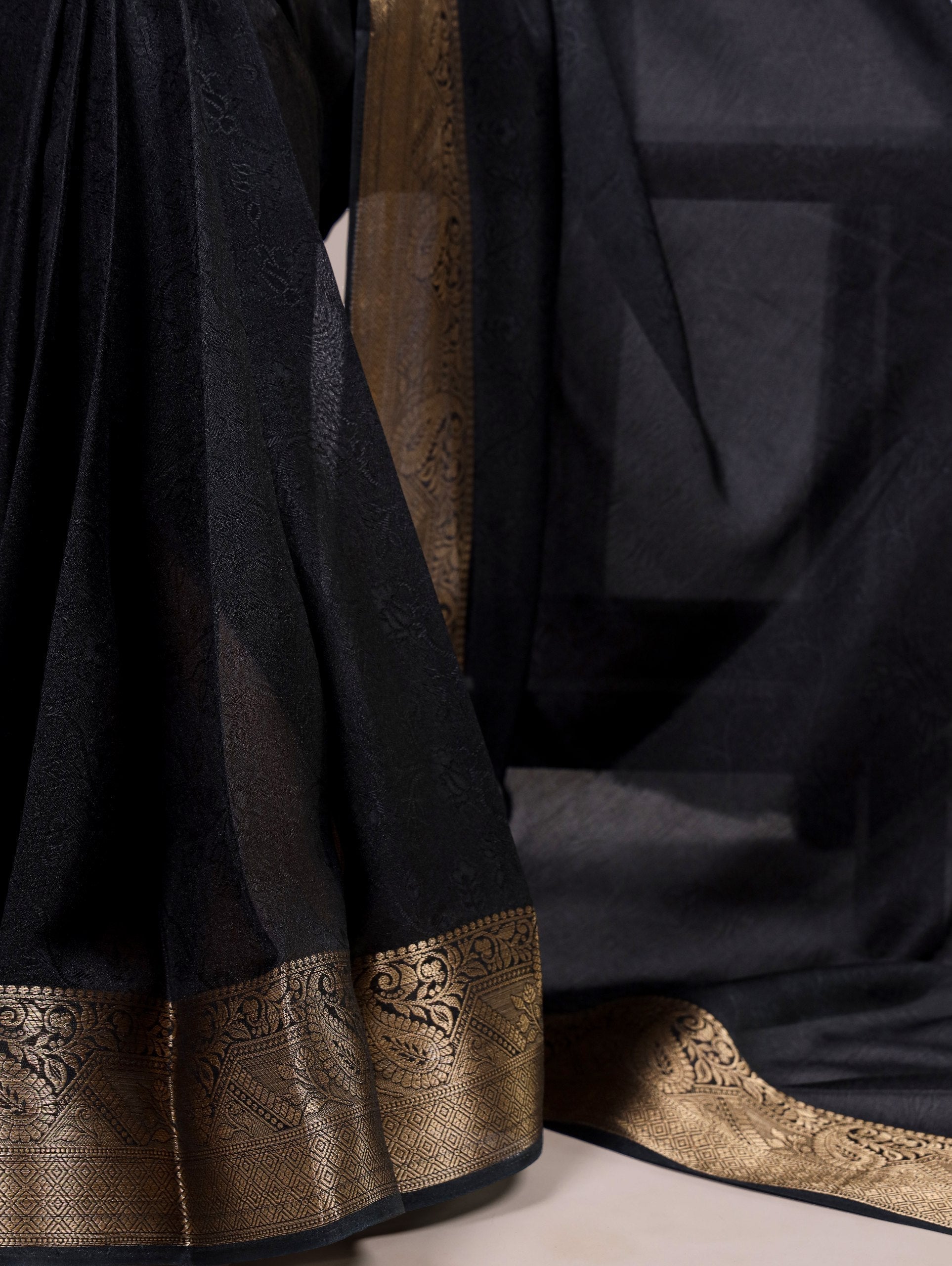 Black Elegant Mass Mello Zari Weaving Saree with Matching Unstitched Blouse – Premium Party & Festive Wear