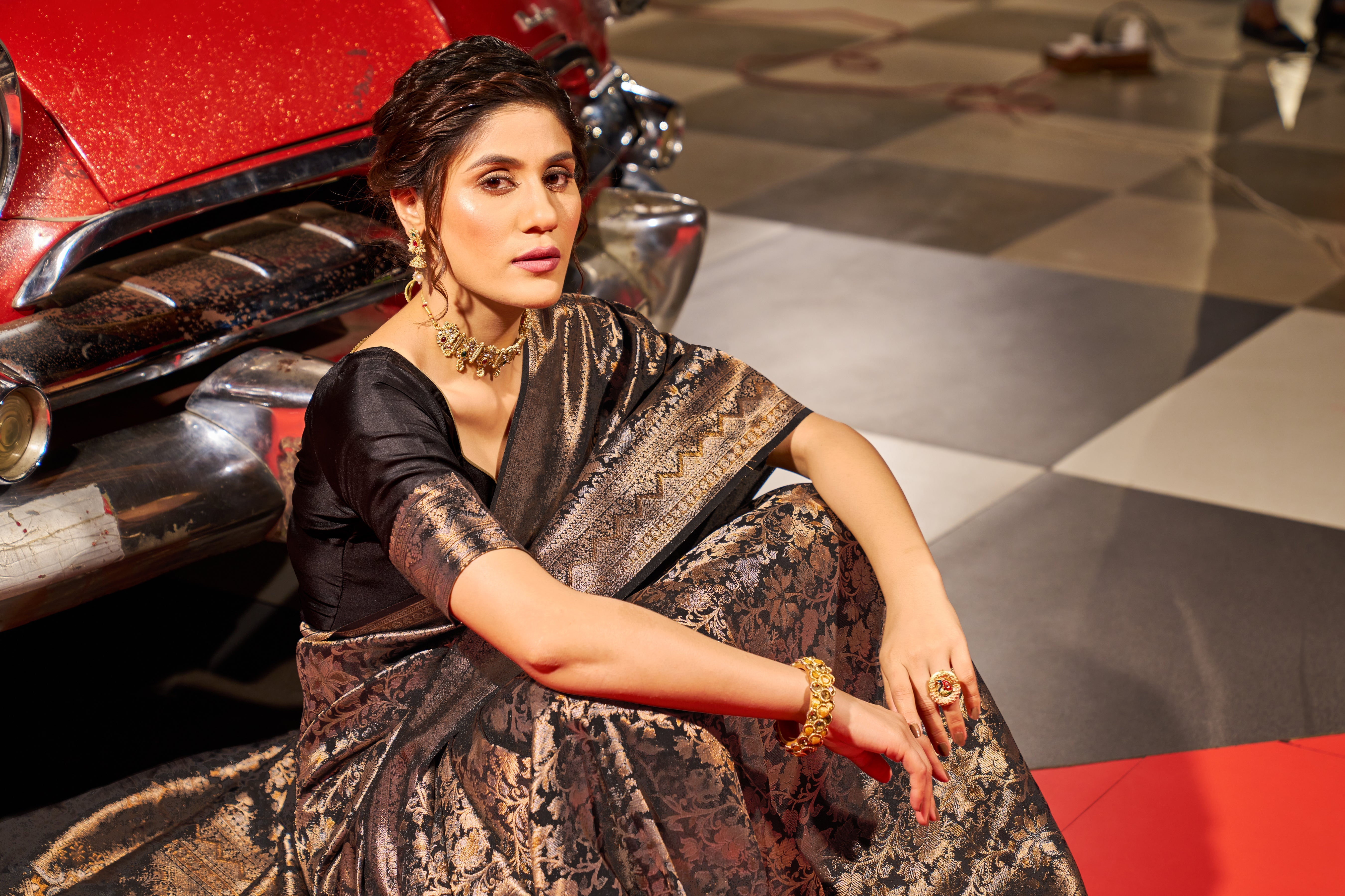 Black Elegant Silk Patola Printed Saree with Unstitched Blouse Piece