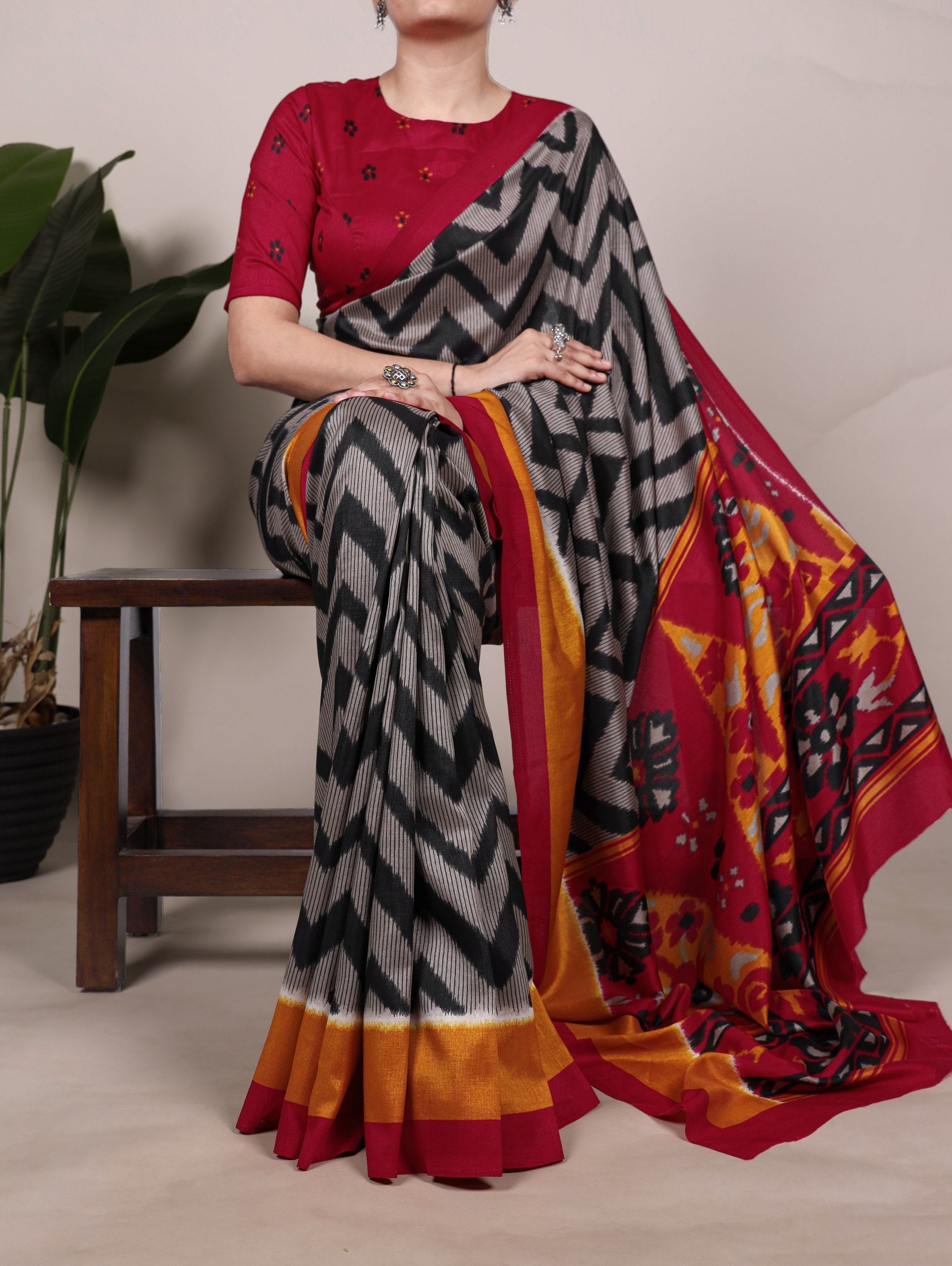 Black Graceful Printed Tasar Silk Saree with Matching Unstitched Blouse Piece