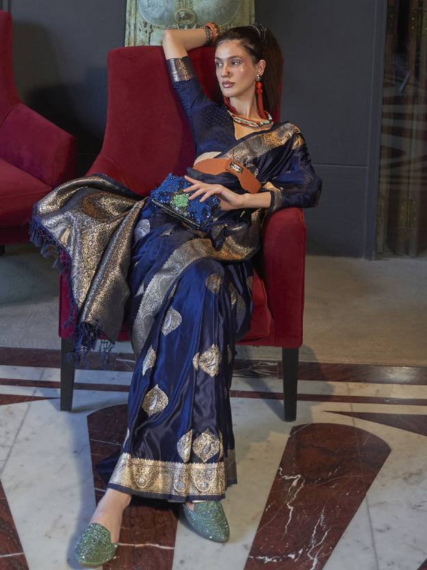 Blue Elegant Kanjivaram Silk Blend Saree with Unstitched Blouse Piece