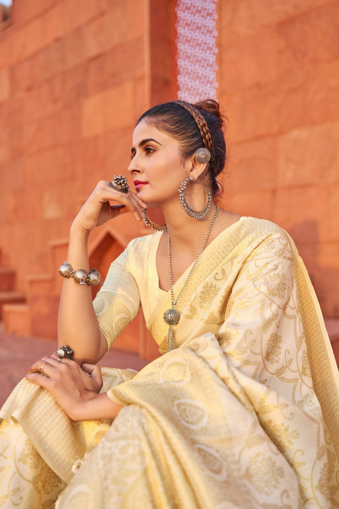 Cream Exquisite Litchi Silk Banarasi Saree with Zari Woven Design