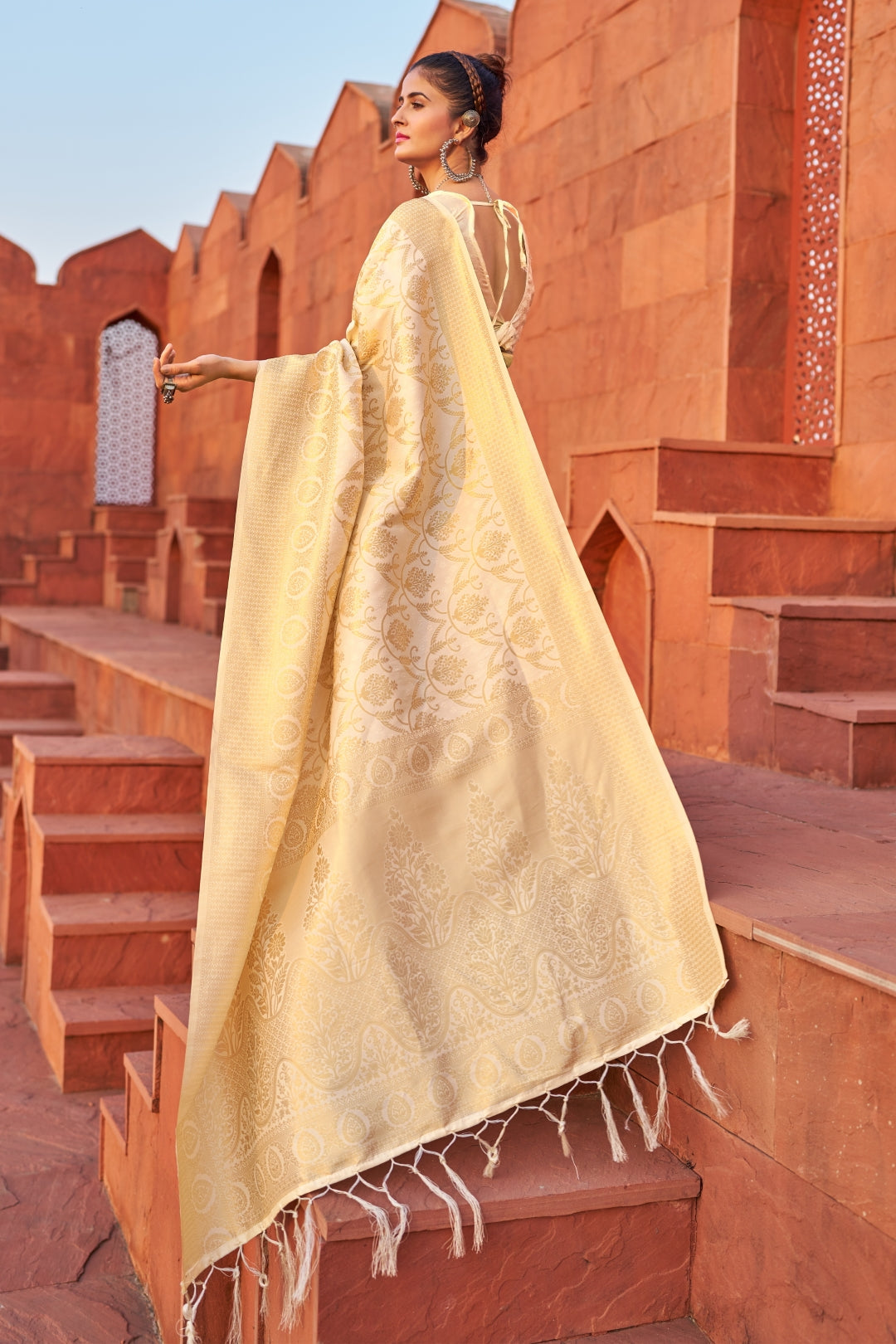 Cream Exquisite Litchi Silk Banarasi Saree with Zari Woven Design