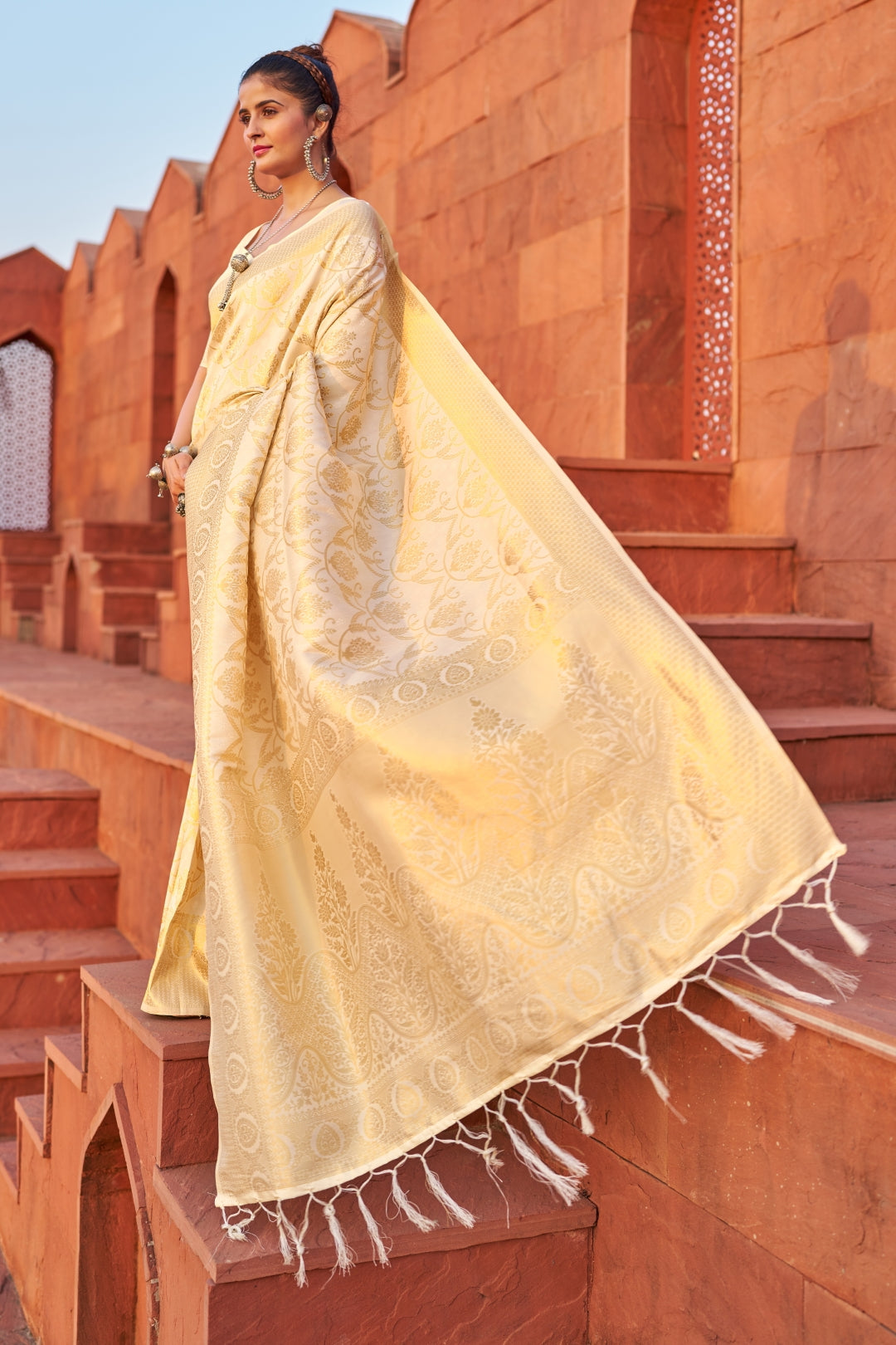 Cream Exquisite Litchi Silk Banarasi Saree with Zari Woven Design