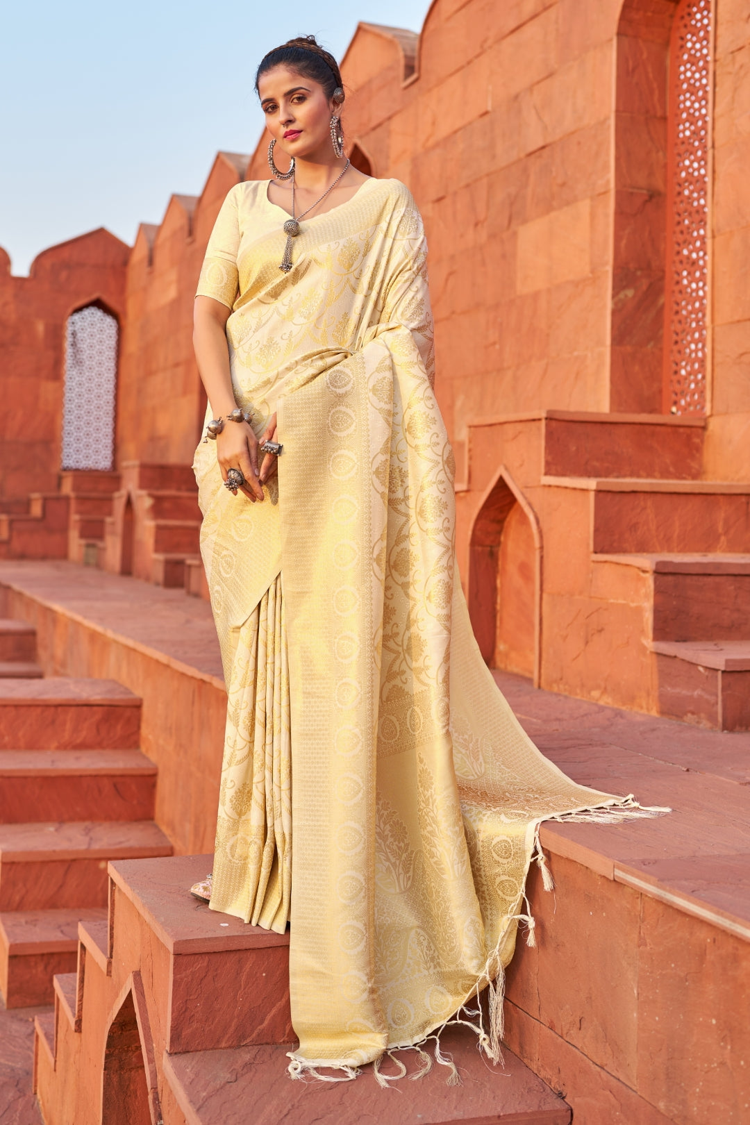 Cream Exquisite Litchi Silk Banarasi Saree with Zari Woven Design