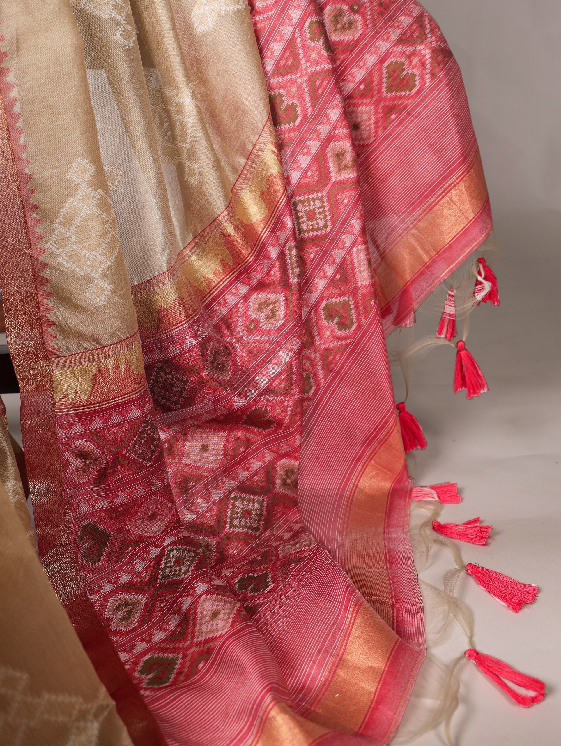 Cream Graceful Jacquard Silk Saree with Printed & Zari Weaving Work